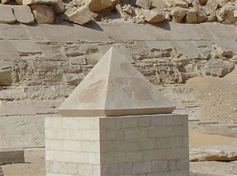 Pyramidion .